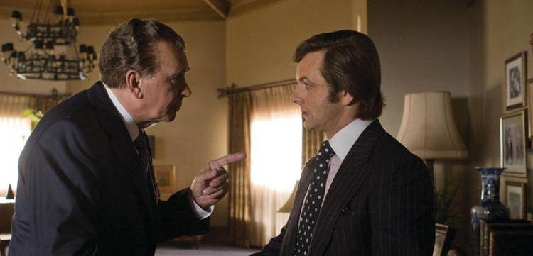 Tidligere præsident Nixon (Frank Langella) i kamp på ord med TV-værten David Frost (Michael Sheen). 