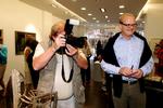 Journalist Peer Kaae (th) her på job for Se og Hør. De ansatte på bladet har fået forbud mod at tale med  pressen om Kaaes omdiskuterede bog 'I Sandhedens Tjeneste'. 