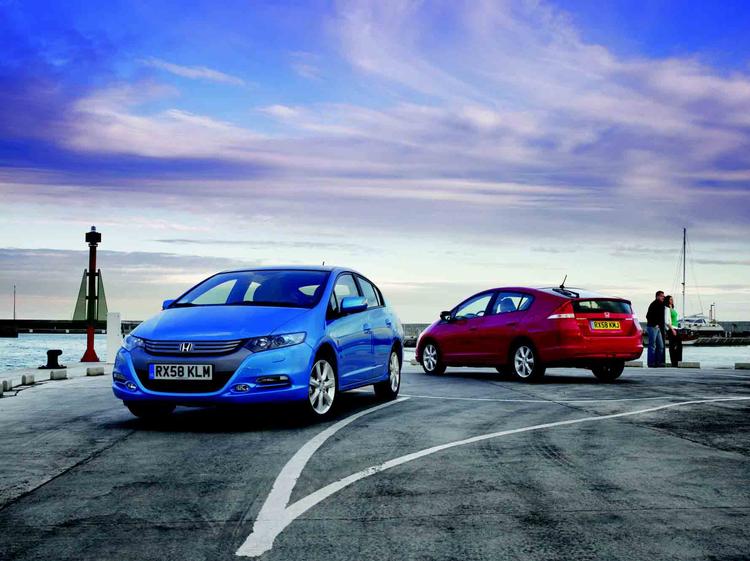 Honda Insight har en praktisk bagklap og et pænt stort bagagerum. I kabinen kniber det mere med pladsen. Foto: Honda 