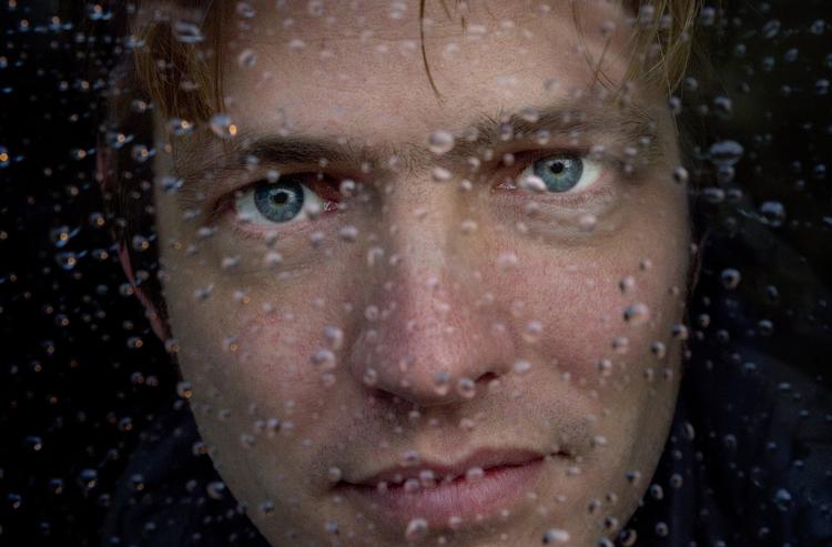 Instruktøren Thomas Vinterberg er i gang med »en meget mørk film«. 