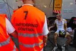 Cykelrytteren Juan Jose Cobo Acebo (til højre) fra skandaleholdet Saunier Duval venter på at blive testet under sidste års Tiur de France. Arkivfoto. 