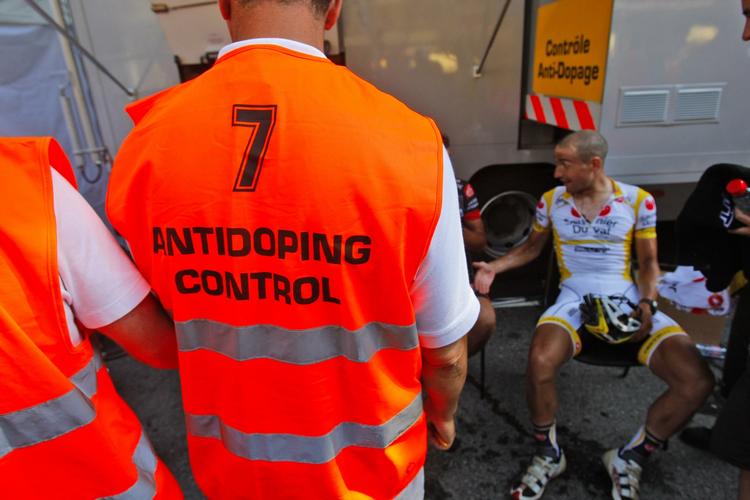 Cykelrytteren Juan Jose Cobo Acebo (til højre) fra skandaleholdet Saunier Duval venter på at blive testet under sidste års Tiur de France. Arkivfoto. 