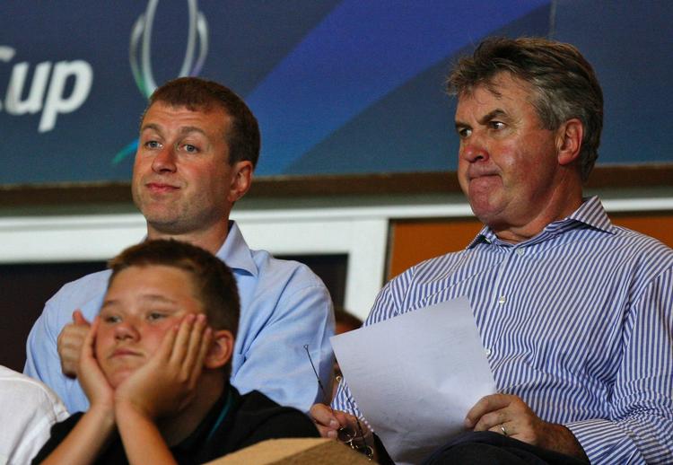 Roman Abramovich (til venstre) sammen med den nye Chelsea-manager Guus Hiddink. Arkivfoto. 