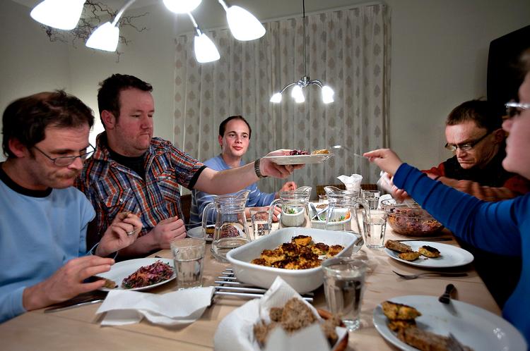 Madhygge. Onsdagsholdet mødes især for hyggens skyld og i stedet for at sidde alene i hver sin lejlighed. Flere af beboerne går samtidig i andre madklubber på andre af ugens dage. 