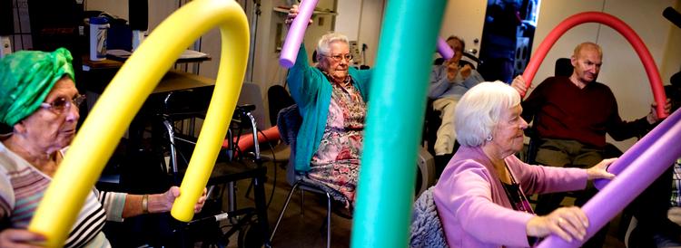 At sætte brugeren i centrum kan betyde mange ting. Her på plejehjemmet Akaciegården får beboerne tilbudt fysisk træning i dagligdagen. Om de er tilfredse med det, kan en brugertilfredshedsmåling måske vise. Foto: Martin Lehmann 