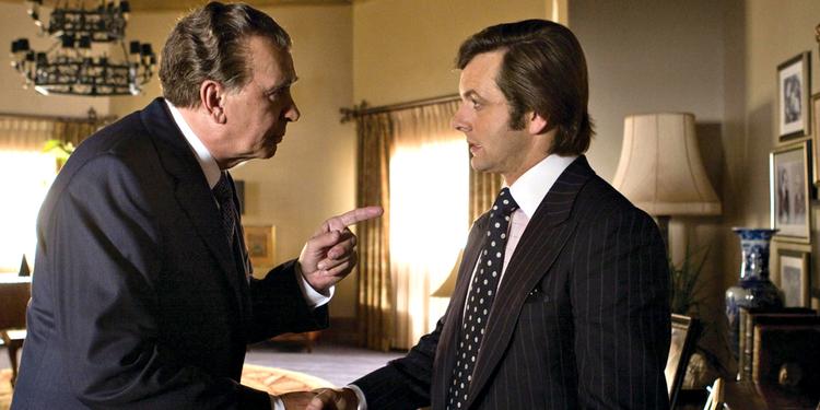 Frank Langella (tv.) er med god grund nomineret til en Oscar for sin præstation som Richard Nixon, der ristes over sagte ild af Michael Sheens tv-charmør David Frost. Foto: Ralph Nelson/Universal 