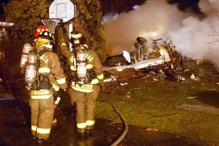 Brandmænd på ulykkesstedet. 