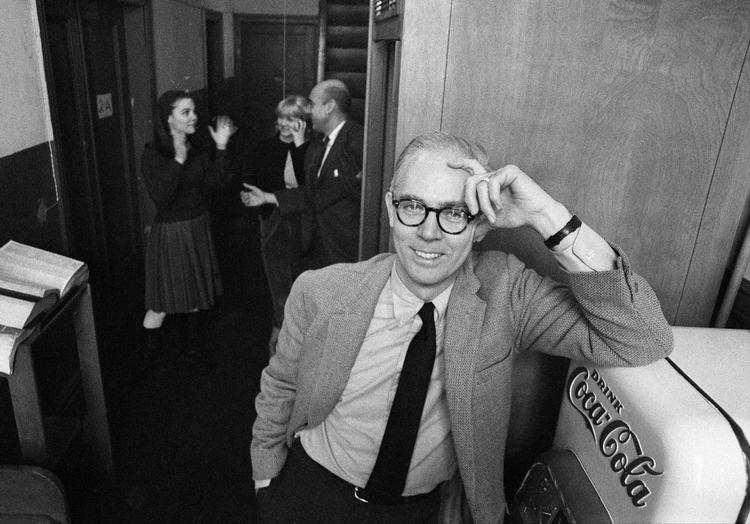Dramatikeren Robert Anderson i 1967 under prøverne på Broadway på et af hans populære skuespil. Arkivfoto/AP 