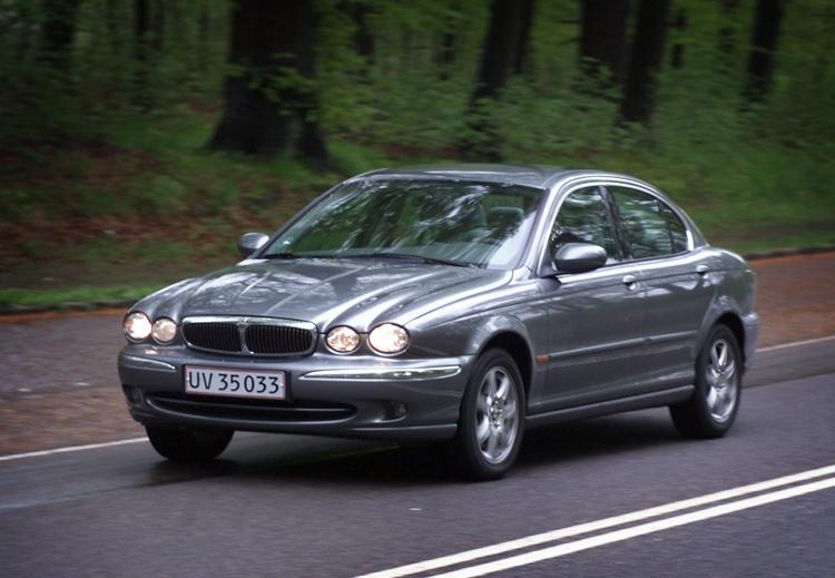 Kun Jaguar mærker salgsfremgang lige nu. Salget af stort set alle andre bilmærker styrtdykker med Saab som hårdest ramt. 
