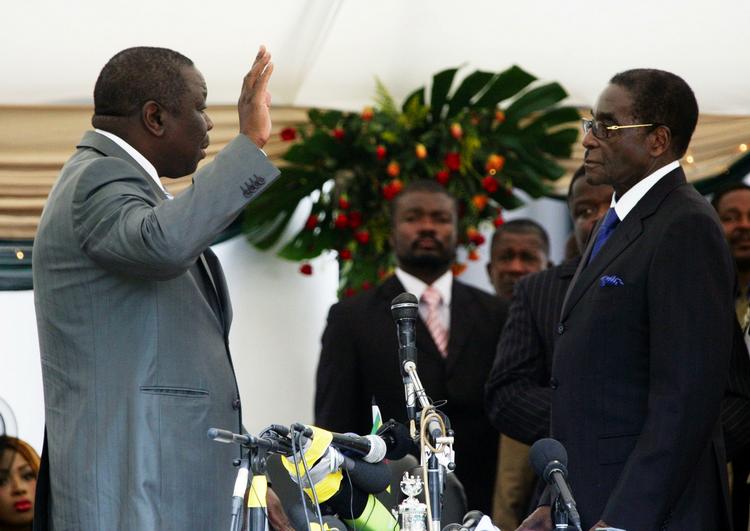 Tsvangirai blev taget i ed som premierminister af præsident Robert Mugabe onsdag. I dag skulle hans ministre have aflagt deres ed. 