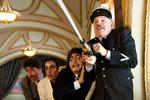 Steve Martin er Inspector Clouseau i genindspilningerne af Den lyserøde panter-filmene. Her med Alfred Molina, Andy Garcia og Yuki Matsuzaki. Foto fra filmen 