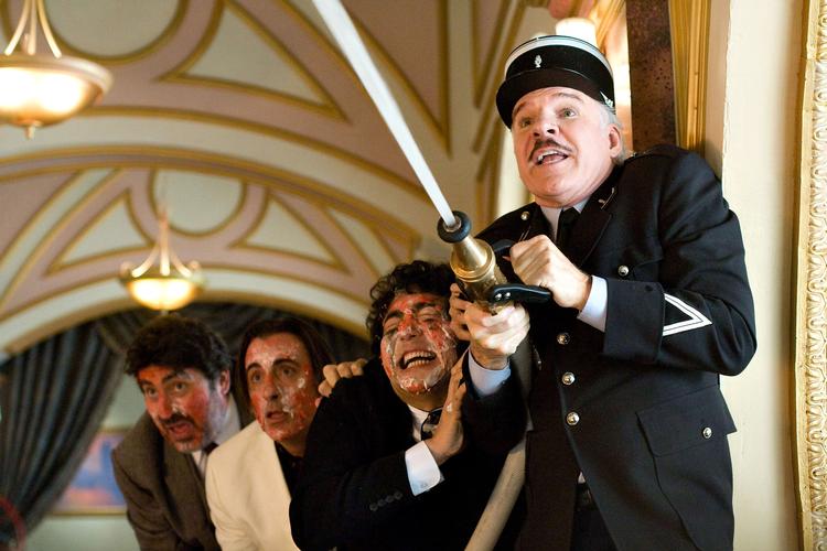 Steve Martin er Inspector Clouseau i genindspilningerne af Den lyserøde panter-filmene. Her med Alfred Molina, Andy Garcia og Yuki Matsuzaki. Foto fra filmen 