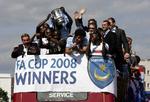 De regerende FA Cup-vindere fra Portsmouth i triumftog. I år er de slået ud af sekunda-klubben Swansea. Arkivfoto. 