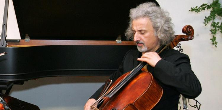 Der var ikke bestilt dirigent  til aftenens koncert med Maisky, der viste en del af sine intentioner siddende med ryggen til orkestret med nakke, ryg og fægtning med cellobuen. PR-foto. 