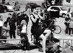 Rie Rasmussen leger instruktør i en filmoptagelse i Palermo, Sicilien, i halvtredserstil. Billedet er et af de mange, der er trykt i hendes fragmentarisk selvbiografiske bog 'Grafiske historier by Lilly Dillon'. Foto fra bogen 
