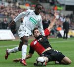 Swansea Citys Nathan Dyer og Fulhams Clinton Dempsey i én af mange kampe om bolden. 