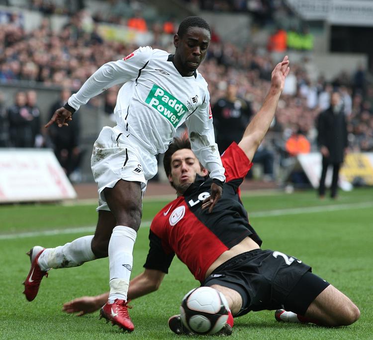 Swansea Citys Nathan Dyer og Fulhams Clinton Dempsey i én af mange kampe om bolden. 