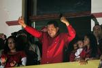 Præsident Hugo Chavez fejrer sejren. 
