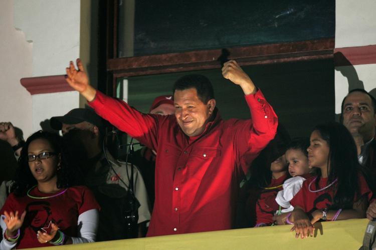 Præsident Hugo Chavez fejrer sejren. 
