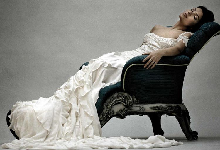Den russiskfødte østrigske sopran Anna Netrebko slanger sig. Pr-foto: Universal Music 
