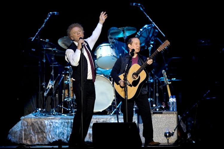 I 2004 gav Art &amp; Garfunkel koncert i Parken. Duoens stop i København var en del af en genforeningsturne. 