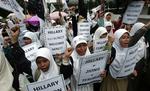 I Indonesien er medlemmer af organisationen Hizb ut-Tahrir på gaden for at demonstrere mod USA's udenrigsminister Hillary Clinton, der er på Asien-rundrejse. 