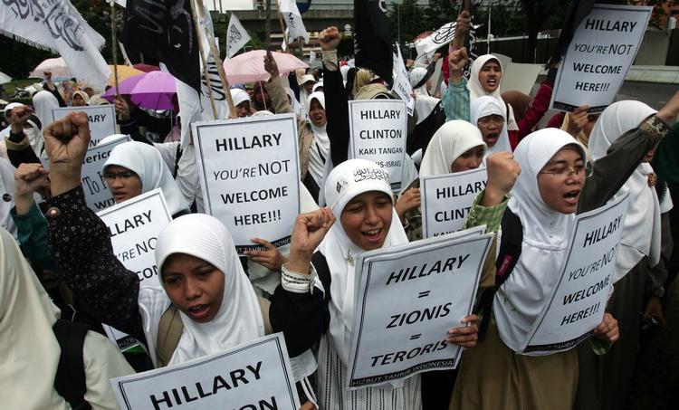 I Indonesien er medlemmer af organisationen Hizb ut-Tahrir på gaden for at demonstrere mod USA's udenrigsminister Hillary Clinton, der er på Asien-rundrejse. 