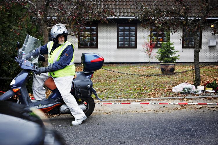 En ven af familien kører væk fra Smørum-villaen efter at have lagt blomster. Arkivbillede 