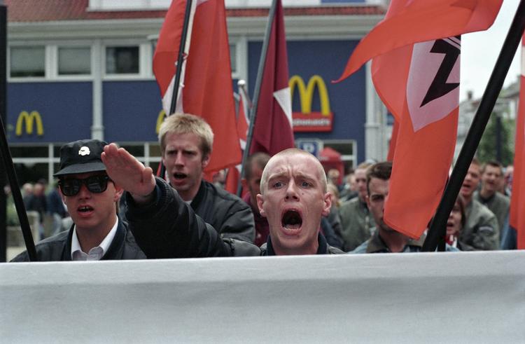 Nazisterne bekæmpes bedst ved at udstille dem, mener VU's landsformand. 