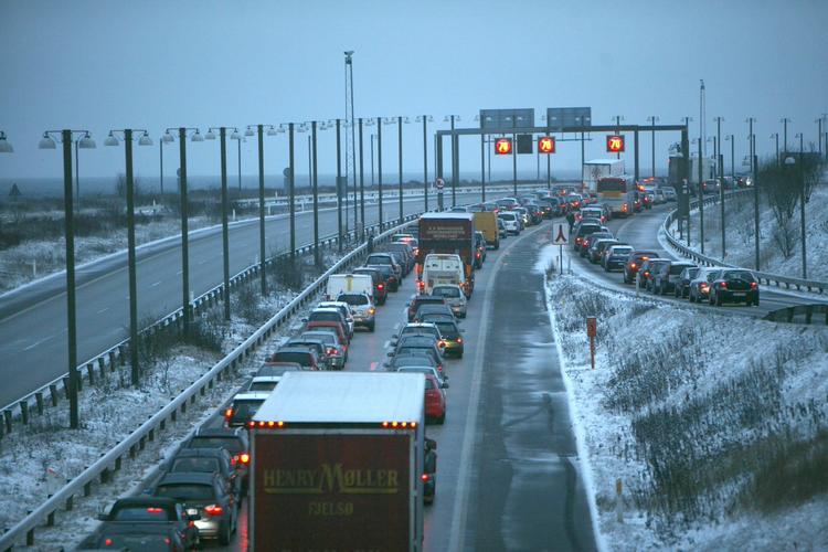 Mange biler blev fanget, da Øresundsbroen blev lukket i retning mod Sverige klokken 16.51. 