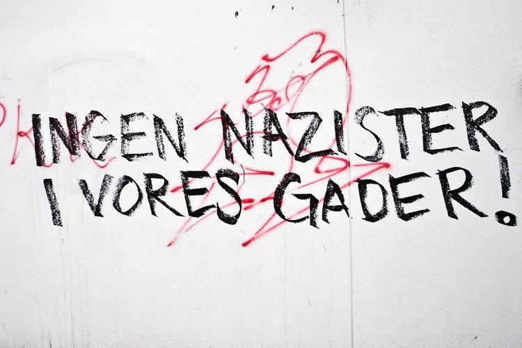 Århus varmer op til mandag aftens debatmøde imellem nazistpartiet DNSB og VU i Venstre Ungdoms lokaler i Rosenkrantzgade. Her er det graffiti på en mur imellem Park Allé og Rådhusparken. 