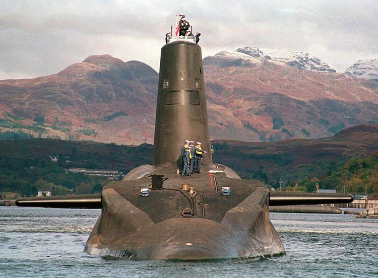 Den beskadigede britiske atomubåd 'HMS Vanguard' ses på Holy Loch i Skotland i oktober 1992. Arkivfoto. 