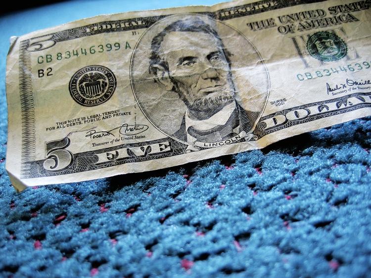 Abraham Lincolms portræt på en amerikansk fem-dollar seddel. 