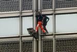 Den franske klatrekonge Alain Robert på vej op ad Cheung Kong Center i Hongkong i dag. 