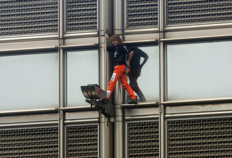 Den franske klatrekonge Alain Robert på vej op ad Cheung Kong Center i Hongkong i dag. 