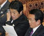 Japans premierminister Taro Aso (th.)sammen med den afgående finansminister Shoichi Nakagawa. 