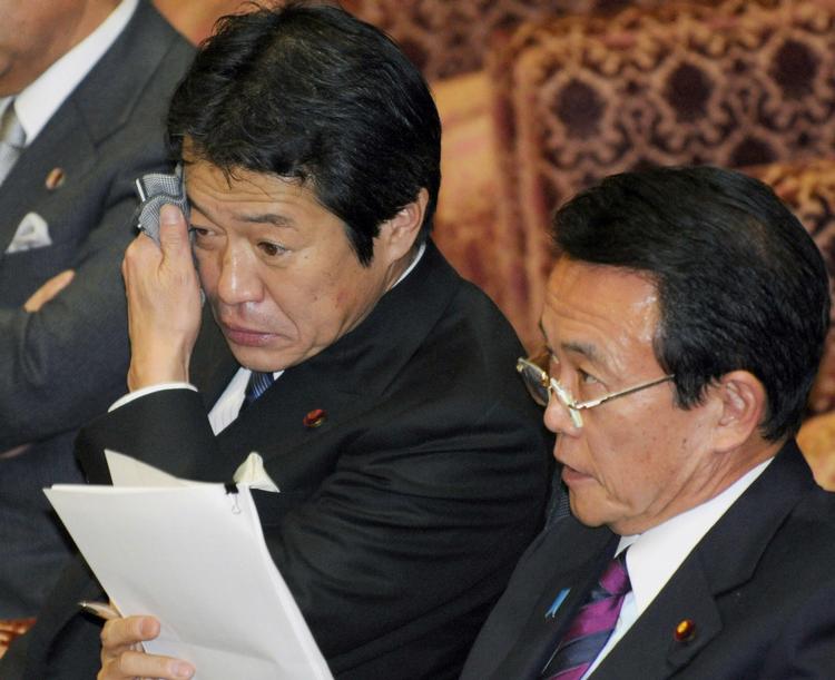 Japans premierminister Taro Aso (th.)sammen med den afgående finansminister Shoichi Nakagawa. 