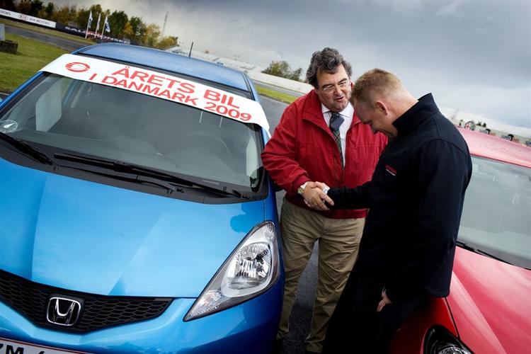 Værsgo, en hæderstitel til Honda Jazz. Finn Knudstrup, næstformand i Motorjournalisternes Klub Danmark, siger tillykke til pressechef Michael Lund, Honda. 