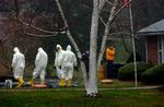 Adskillige personer i USA var i 2001 udsat for angreb med breve med pulver, som indeholdt miltbrand-bakterier. Et hold eksperter har 30. november 2001 netop rengjort et hus i Connecticut, hvor en mand er død efter at have indåndet stoffet. Arkivfoto. 