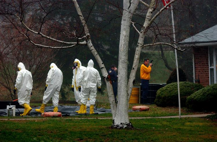 Adskillige personer i USA var i 2001 udsat for angreb med breve med pulver, som indeholdt miltbrand-bakterier. Et hold eksperter har 30. november 2001 netop rengjort et hus i Connecticut, hvor en mand er død efter at have indåndet stoffet. Arkivfoto. 