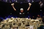 Peter Eastgate, der her ses med de mange pokermillioner fra verdensmesterskabet i Las Vegas, opretter en børnefond. Arkivfoto. 