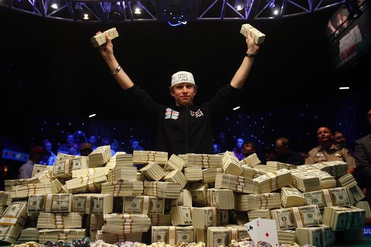Peter Eastgate, der her ses med de mange pokermillioner fra verdensmesterskabet i Las Vegas, opretter en børnefond. Arkivfoto. 