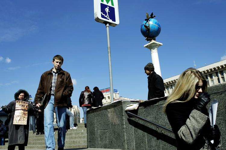 Ukraine har brugt alt for mange penge de senere år. Den store gæld er med til at sende landet ud på kanten af afgrunden. 