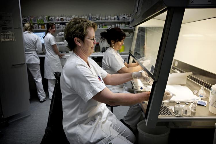 Sygeplejersker i medicinrummet på Rigshospitalets afsnit for knoglemarvstransplantation. Arkivfoto. 