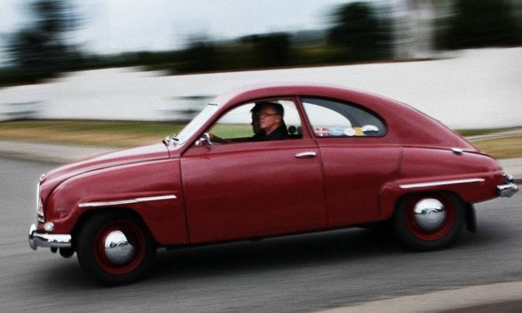 Saab-entusiasterne Lars Hyldegaard og Hans Andersen i deres gamle Saab, vil sikkert græde, hvis Saab lukker. Arkivfoto 