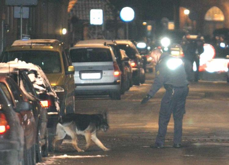 Politi med hunde undersøger Korsgade på Indre Nørrebro. 
