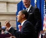 USA's præsident Barack Obama underskriver hjælpepakken under overværelse af sin vicepræsident Joe Biden. 
