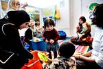 Institutionen Kringlebakken i Københavns Nordvestkvarter forsøger at hjælpe socialt isolerede indvandrerkvinder ved at opsøge dem. »Det er dejligt at møde andre kvinder, når vi taler og har fællesspisning, ud over at jeg lærer dansk«, siger Comford Ayenab fra Ghana (yderst til højre), der sidder med sønnen Claus. 