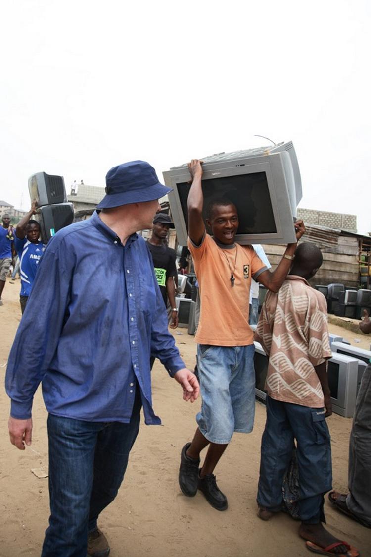 Greenpeaces udsendte finder det samme tv, der blev kasseret i Storbritannien, på en gigantisk markedsplads for vestlig elskrot i Lagos, Nigeria. 