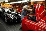 Scott Campell lægger sidste hånd på en Corvette på en en af General Motors' fabrikker i USA. Arkivfoto 